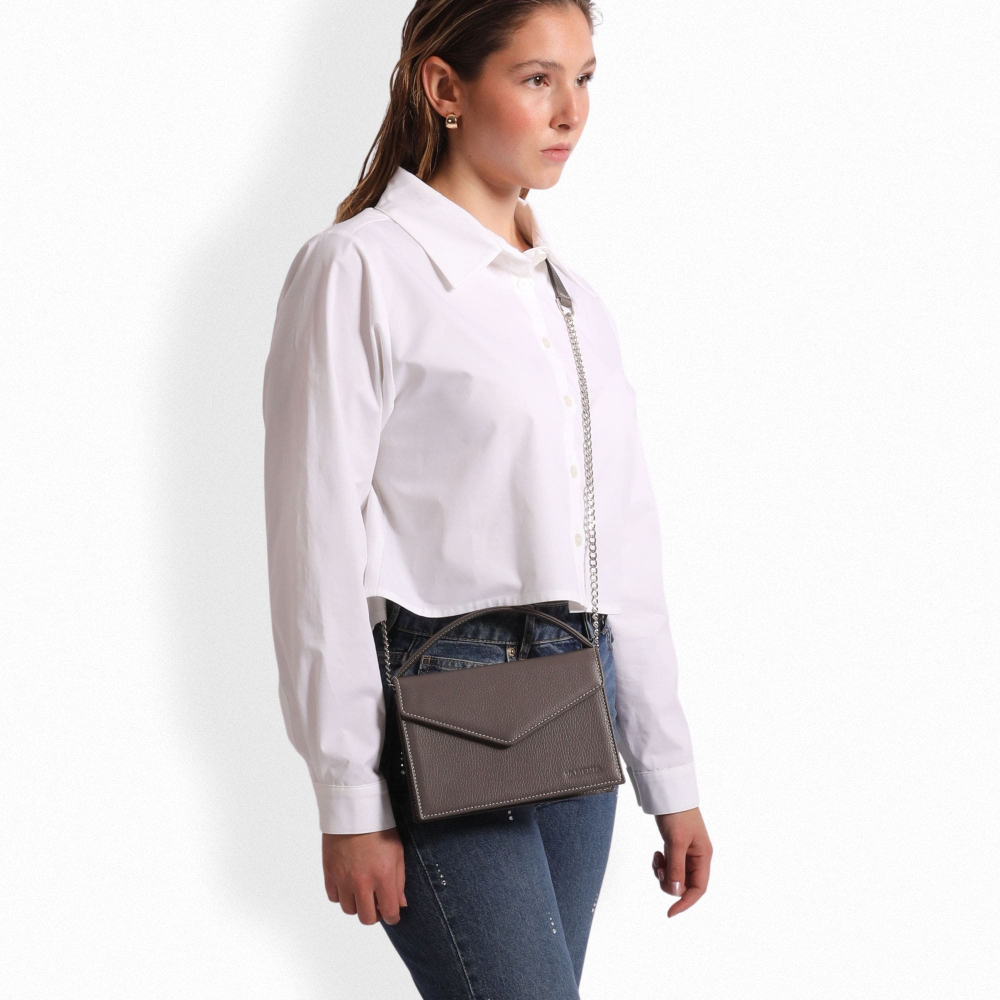 Kleine Henkeltasche aus genarbtem Kalbsleder in taupe